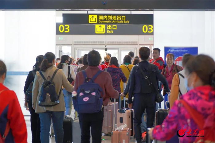 山东省机场管理集团菏泽机场完成“云南万人游齐鲁”旅游包机服务保障工作_菏泽新闻_(图3)