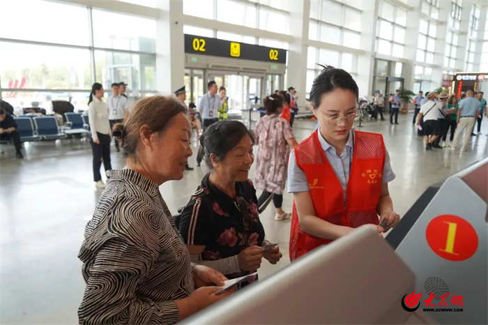 山东省机场管理集团菏泽机场完成“云南万人游齐鲁”旅游包机服务保障工作_菏泽新闻_(图2)